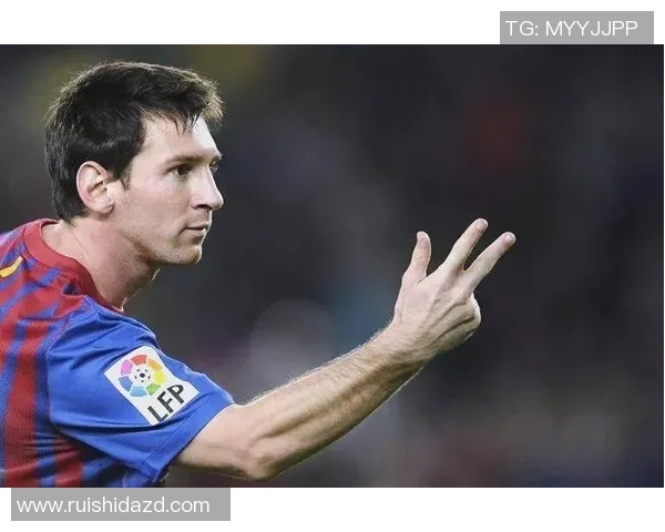 足球明星展现成熟魅力的微笑瞬间与背后的故事