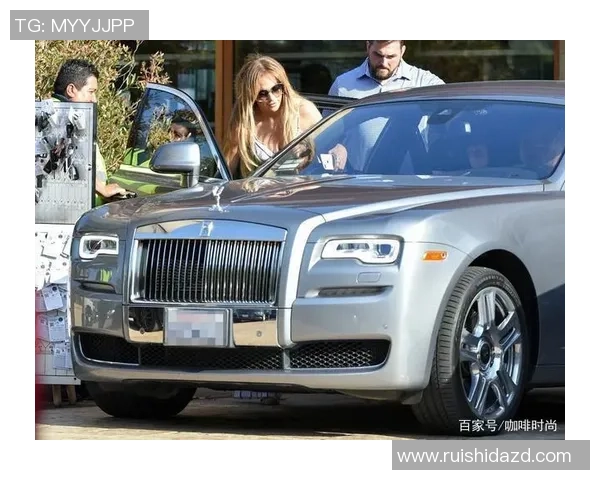 足球明星街头豪车风采大赏尽显奢华与魅力的完美结合